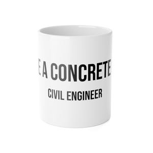 Peut inclure: Mug en céramique blanche avec l'inscription "BE A CONCRETE CIVIL ENGINEER" en lettres noires et grasses. Le mug est cylindrique et semble être de taille standard, environ 325 ml, adapté aux boissons chaudes ou froides. Design simple et audacieux.