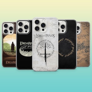 Può includere: Una collezione di cinque custodie per telefono con design ispirati a "Il Signore degli Anelli". Le custodie presentano varie grafiche, tra cui mappe, l'Unico Anello e immagini iconiche della serie. Le custodie sono in vari colori, tra cui nero, bianco e marrone.