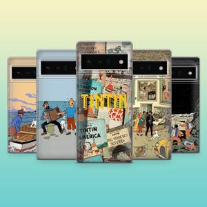 Op de afbeelding: Een verzameling telefoonhoesjes met kleurrijke illustraties uit de Tintin-strips. De hoesjes tonen verschillende sc&egrave;nes en personages, met tekst als "Tintin" en boektitels. De hoesjes staan in een rij tegen een verloopachtergrond.