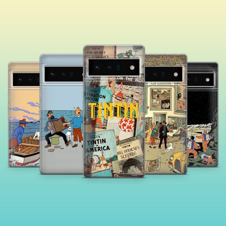 Op de afbeelding: Een verzameling telefoonhoesjes met kleurrijke illustraties uit de Tintin-strips. De hoesjes tonen verschillende sc&egrave;nes en personages, met tekst als "Tintin" en boektitels. De hoesjes staan in een rij tegen een verloopachtergrond.