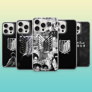 Könnte beinhalten: Eine Sammlung von fünf Smartphone-Hüllen mit schwarz-weißen Grafiken im Manga-Stil. Die Designs zeigen das Emblem der Flügel der Freiheit, Charakterporträts und Collagen aus der Serie Attack on Titan, jeweils mit Kameraaussparungen.