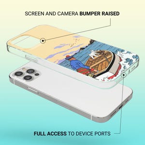 Op de afbeelding: Transparante telefoonhoes met een kleurrijke illustratie van een persoon in een boot op het water. De tekst "SCREEN AND CAMERA BUMPER RAISED" en "FULL ACCESS TO DEVICE PORTS" is zichtbaar.