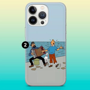 Op de afbeelding: Transparante telefoonhoes met een cartoonillustratie van twee mannen en een hond aan zee. E&eacute;n man speelt accordeon, de ander gebaart. De achtergrond toont een lichtblauwe lucht en zee.