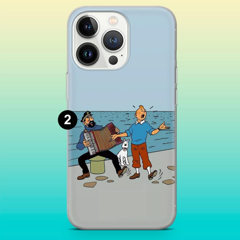 Op de afbeelding: Transparante telefoonhoes met een cartoonillustratie van twee mannen en een hond aan zee. E&eacute;n man speelt accordeon, de ander gebaart. De achtergrond toont een lichtblauwe lucht en zee.