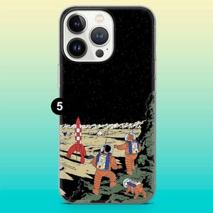 Op de afbeelding: Zwarte telefoonhoes met een retro ruimtesc&egrave;ne. Het ontwerp toont een rood-witte raket, twee astronauten in oranje pakken en een hondachtig wezen op een maanoppervlak onder een sterrenhemel. Het nummer "5" staat op de zijkant.
