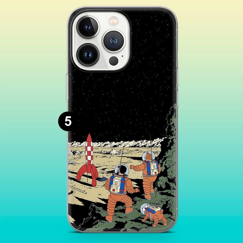 Op de afbeelding: Zwarte telefoonhoes met een retro ruimtesc&egrave;ne. Het ontwerp toont een rood-witte raket, twee astronauten in oranje pakken en een hondachtig wezen op een maanoppervlak onder een sterrenhemel. Het nummer "5" staat op de zijkant.