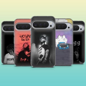Peut inclure: Cinq coques de smartphone présentant divers designs graphiques de l'artiste Juice WRLD. Les coques affichent des portraits en noir et blanc, un fond aux tons rouges avec le texte Juice WRLD Forever et une illustration de voiture bleue avec des nuages de fumée.