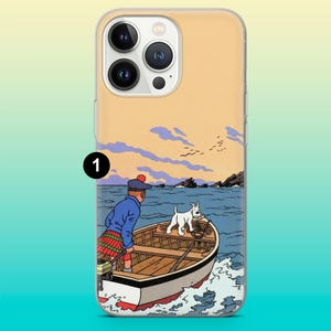 Op de afbeelding: Telefoonhoesje met een cartoonillustratie van een jongen en een witte hond in een boot op zee. De jongen draagt een blauwe jas, een rood-groen geruite kilt en een blauwe hoed. De achtergrond toont een zeegezicht met een zonsondergang.