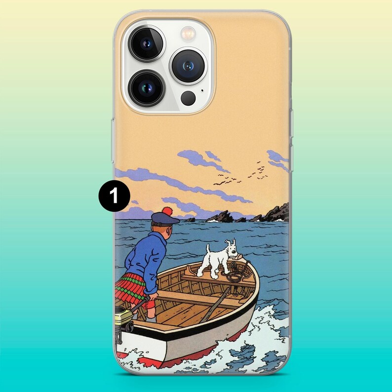 Op de afbeelding: Telefoonhoesje met een cartoonillustratie van een jongen en een witte hond in een boot op zee. De jongen draagt een blauwe jas, een rood-groen geruite kilt en een blauwe hoed. De achtergrond toont een zeegezicht met een zonsondergang.