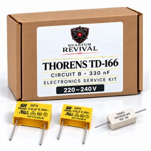 Może przedstawiać: Brązowe kartonowe pudełko z etykietą Quantum Revival Thorens TD-166 Circuit B 330 nF Electronics Service Kit 220-240 V. W zestawie znajdują się dwa żółte prostokątne kondensatory 0,33 uF i 0,01 uF oraz biały prostokątny rezystor Yageo 5K6 5W.
