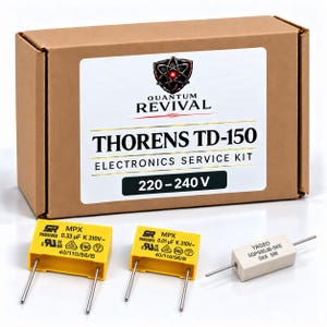 Könnte beinhalten: Ein brauner Karton mit der Aufschrift Quantum Revival Thorens TD-150 Electronics Service Kit 220-240 V, begleitet von zwei gelben rechteckigen Kondensatoren mit der Aufschrift 0,33 uF und 0,01 uF sowie einem weißen Yageo 5K6 5W Keramikwiderstand.