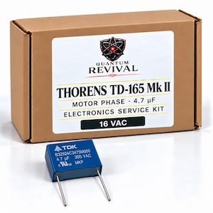 Può includere: Una scatola di cartone marrone contenente un kit di assistenza elettronica per fase motore Thorens TD-165 Mk II da 16 VAC, accompagnato da un condensatore blu TDK B32924C3475M000 4,7 µF 305 VAC MKP con due terminali metallici.