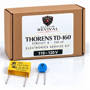 Può includere: Una scatola di cartone marrone etichettata Quantum Revival Thorens TD-160 Circuit A 150 nF Electronics Service Kit 110-120 V. Davanti ci sono un condensatore rettangolare giallo marcato 0.15 uF K 310V e un piccolo condensatore a disco blu 2.2 nF 300 VAC.