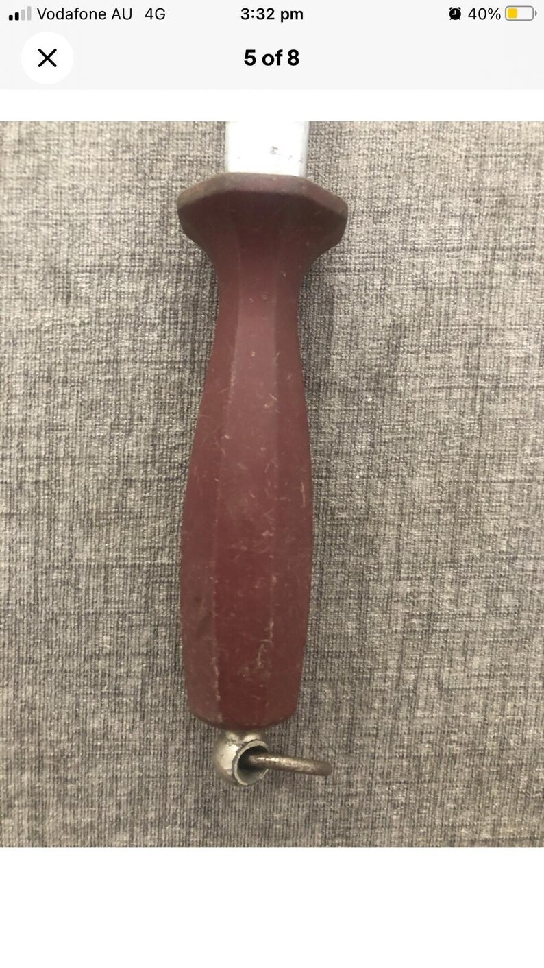 Pode incluir: Uma haste de afiar com um cabo vermelho escuro e um la&ccedil;o de metal prateado na extremidade. O cabo tem um design facetado. A haste de afiar &eacute; usada para manter a nitidez das facas.