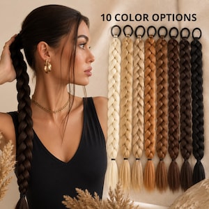 Op de afbeelding: Een vrouw met donker haar en een zwarte top. Rechts worden tien gevlochten haarverlengingen in verschillende kleuren getoond, variërend van blond tot zwart. De tekst "10 COLOR OPTIONS" staat bovenaan.