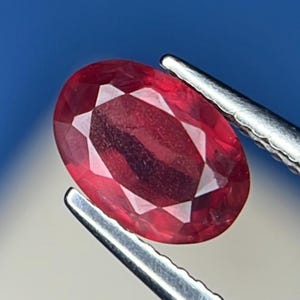 Naturlig ouppvärmd rubin, oval slipning, livfull blodröd lös ädelsten, ingen uppvärmningskorund,
