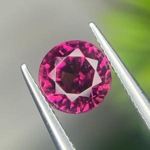 Gemma di tormalina rubellite naturale / 1,05 carati, rosa fucsia magenta intenso, taglio rotondo
