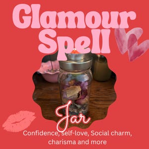 Puede incluir: Un frasco de vidrio transparente con tapa de metal plateado coronado por una pequeña vela de té. El frasco contiene pétalos de flores secas y elementos botánicos. El texto Glamour Spell Jar aparece en letras rosas y blancas sobre fondo rojo.