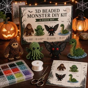 Op de afbeelding: Een 3D-kralenmonster DIY-set met vier afgewerkte figuren: een bruine Bigfoot, een groene octopus, een zwart gevleugeld wezen en een groene zeeslang. Bevat een kralendoos, witte draad, een schaar en een instructieboekje.