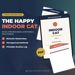 Può includere: Grafica digitale che promuove la masterclass "The Happy Indoor Cat". L'immagine presenta un tablet che mostra il titolo della masterclass, un cerchio rosso e le parole "Indoor Cat Masterclass". Ulteriore testo evidenzia l'obiettivo della masterclass di risolvere problemi di lettiera, graffi e risvegli notturni.