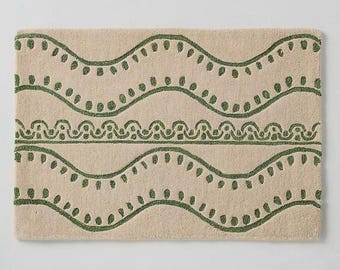 Tapis en laine fait main, motif botanique ondulé beige et vert sauge, tapis moderne et organique