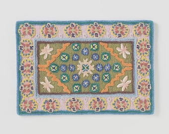 Tapis en laine à motifs floraux fait main, d'inspiration persane et botanique.