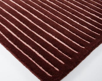 Tapis en laine tufté à la main, rayures bordeaux rose poudré, tapis de conception linéaire moderne