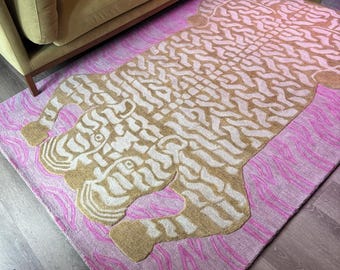Tapis en laine fait main à motif tigre, vagues abstraites rose et or, tapis d'exception au style maximaliste