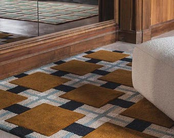 Tapis géométrique en laine fait main, à carrés en relief bleu moutarde, style rétro moderne mi-siècle.