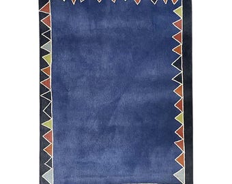 Tapis en laine bleue fait main, bordure géométrique triangulaire, tapis minimaliste pour salon