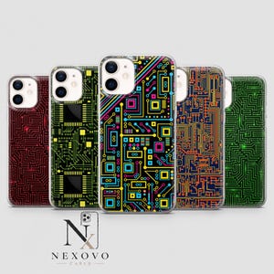 Puede incluir: Cinco fundas para smartphone con varios patrones de circuitos impresos en rojo, amarillo, azul, naranja y verde sobre fondos negros. Cada funda tiene un recorte para cámara dual y un borde transparente. El logo NEXOVO CASES es visible abajo.