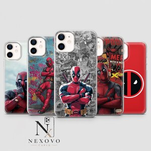 Può includere: Cinque cover per smartphone con design del personaggio Deadpool. Le cover mostrano varie illustrazioni del personaggio in costume rosso e nero, inclusi collage di fumetti, sfondi in stile graffiti e un design con logo minimalista.