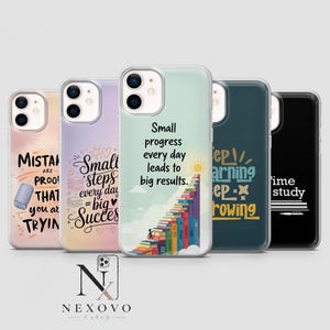 Könnte beinhalten: Fünf transparente Smartphone-Hüllen mit motivierenden Zitaten und Illustrationen. Die Designs zeigen einen Bücherstapel, Text über kleine Schritte und große Ergebnisse sowie Sprüche über das Lernen und den Umgang mit Fehlern.