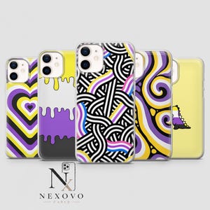 Op de afbeelding: Vijf doorzichtige telefoonhoesjes met de kleuren van de non-binaire vlag: geel, wit, paars en zwart. De ontwerpen bevatten concentrische harten, druipende verf, in elkaar verstrengelde lijnen, wervelende patronen en een kleine dinosaurus.