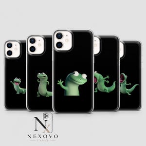Puede incluir: Cinco fundas negras para smartphone dispuestas en fila, cada una con un personaje de lagarto verde de dibujos animados diferente. Los lagartos aparecen en varias posturas, saludando, de pie y con la boca abierta, sobre un fondo negro.