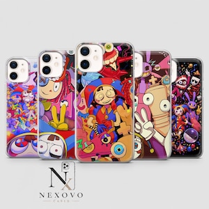 Puede incluir: Cinco fundas transparentes para smartphone con un vibrante collage multicolor de personajes de dibujos animados de The Amazing Digital Circus. Los diseños incluyen varias figuras con trajes brillantes en rojo, azul y amarillo, con rostros expresivos.