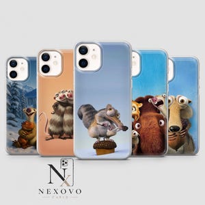 Puede incluir: Se muestran cinco fundas para teléfono con personajes de la película animada "Ice Age". Cada funda tiene un diseño diferente, con imágenes de Sid, Scrat y otros personajes. Las fundas son de varios colores, con un diseño transparente.