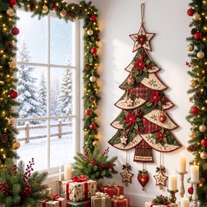 Può includere: Una decorazione da parete in tessuto a forma di albero di Natale, con strati trapuntati in rosso, verde e crema, motivi di stelle di Natale, fantasie a quadri e ornamenti pendenti a forma di stella e cuore su una parete bianca.
