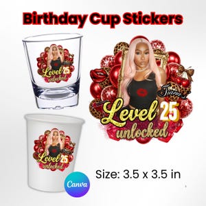 Op de afbeelding: Verjaardagsbekerstickers met een afbeelding van een persoon met roze haar, rode lippen en luipaardprintaccenten. De tekst luidt Tiana's Level 25 unlocked. Het ontwerp staat op een glas en een witte beker, formaat 8,89 x 8,89 cm.