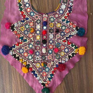 Canesú de cuello bordado Banjara Kutchi hecho a mano, parche de espejo tribal bohemio vintage, suministros para manualidades de costura.