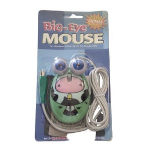 Peut inclure: Une souris d'ordinateur Big-Eye Mouse dans son emballage d'origine. La souris est vert clair avec un motif de vache, une cloche jaune et deux grands yeux bleus saillants. Elle possède un cordon blanc et un connecteur vert, compatible Windows 2000/98/95.