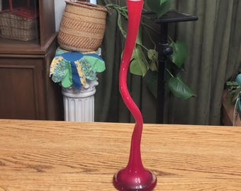 Jarrón rojo oscilante de 50 cm de altura, estilo moderno de mediados de siglo, de cristal ondulado.