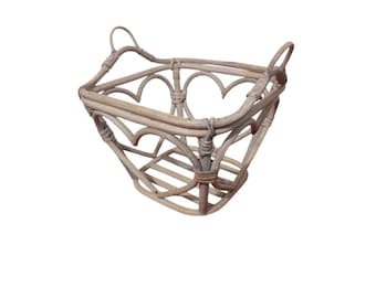 Cesta de bambú y ratán blanqueada de estilo vintage con recorte en forma de corazón, decoración estilo boho cottagecore.