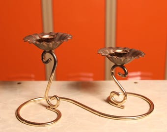 Vintage gouden metalen kandelaar met dubbele bloem MCM S-curve geschulpte beker