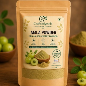 Puede incluir: Una bolsa vertical de color canela que contiene polvo de Amla, etiquetada con el texto Craftsndgoods, Amla Powder, Indian Gooseberry Powder, 100% Natural, Sun Dried, Rich in Nutrients, No Additives, No Preservatives, Premium Quality y fssai 22224067001729.