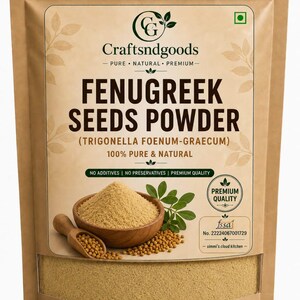 Pode incluir: Uma bolsa vertical bege com pó de sementes de feno-grego Craftsndgoods. O rótulo apresenta o texto "Fenugreek Seeds Powder (Trigonella foenum-graecum) 100% Pure & Natural". Uma tigela de madeira com pó e uma pequena colher de madeira são exibidas.