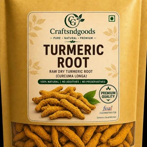 Peut inclure: Un paquet de racine de curcuma sèche et crue, étiqueté "Craftsndgoods". Le paquet affiche le texte "Turmeric Root" et "100% Naturel". Le paquet contient plusieurs morceaux de racine de curcuma, avec une feuille verte. Le paquet est de couleur dorée.