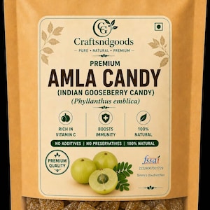 Könnte beinhalten: Ein beigefarbener Standbeutel mit Amla-Bonbons. Das Etikett enthält den Text Craftsndgoods, Premium Amla Candy, Indian Gooseberry Candy und Phyllanthus emblica. Es hebt Vorteile wie reich an Vitamin C, stärkt die Immunität und 100% natürlich hervor.