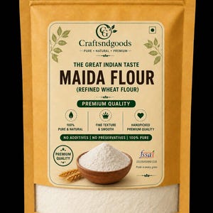 Könnte beinhalten: Ein beigefarbener Standbeutel mit Craftsndgoods Maida-Mehl, raffiniertem Weizenmehl. Das Etikett enthält den Text The Great Indian Taste, Premium Quality, 100% Pure & Natural, Fine Texture & Smooth und Handpicked Premium Quality sowie eine Schale Mehl.