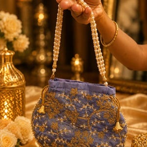 Graue Potli-Tasche, goldene Blumenstickerei, Perlengriff, ethnische Abendtasche
